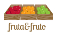 Logo com três caixas de madeira , com frutas redondas vermelhas, amarelas e verdes .Logo abaixo está escrito Fruta e fruto